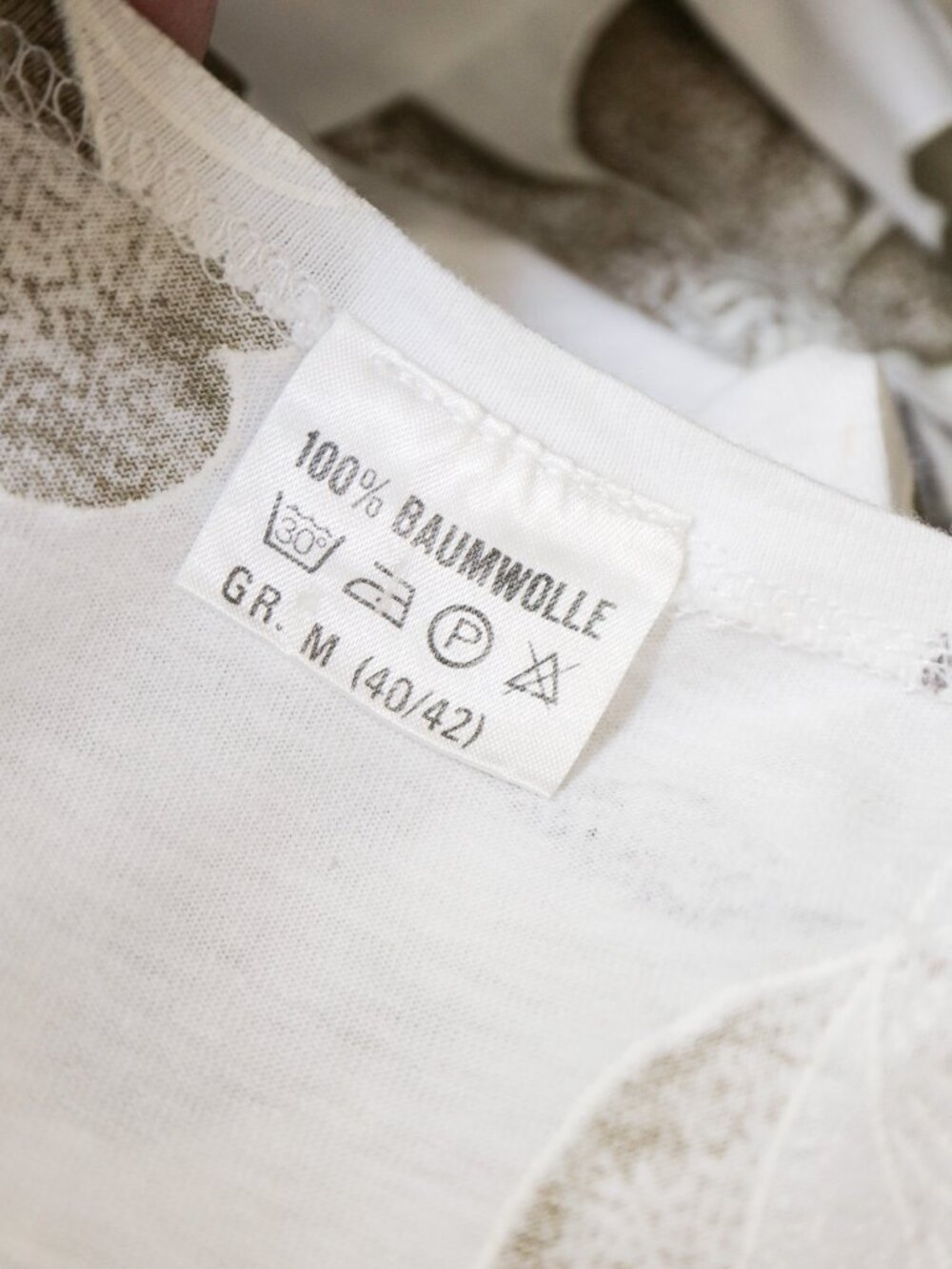 Vintage 90s White Short Sleeve Tee w/ Khaki Hibiscus Flowers, Coconut Girl Style - Picture 4 of 6